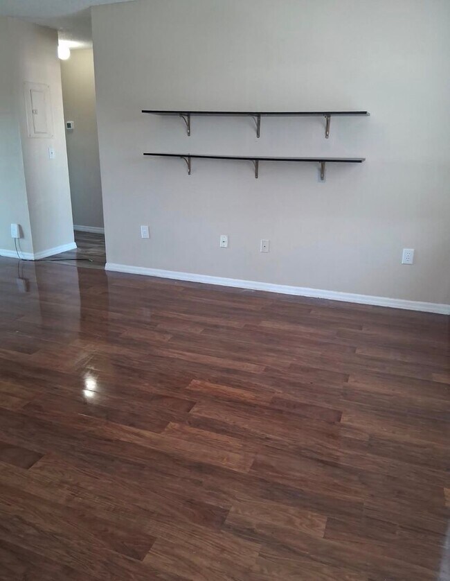 Building Photo - Cozy 2 Bedroom Condo in Central Lakeland!