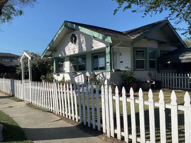 Building Photo - "Charming 2-Bed Home with Granite Touches in Tracy's Heart!"
