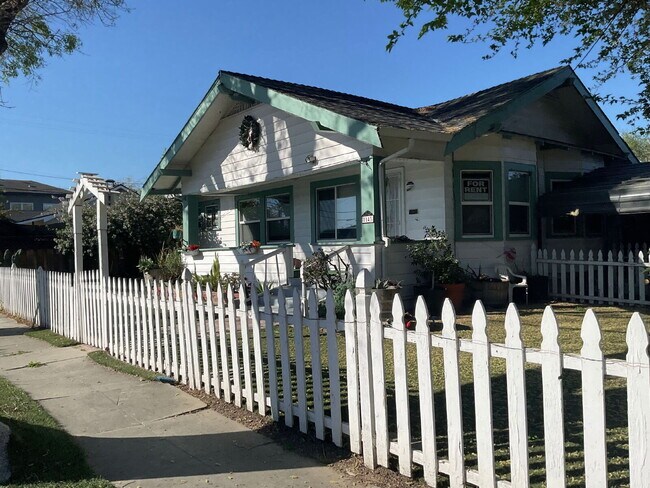 Foto del edificio - "Charming 2-Bed Home with Granite Touches in Tracy's Heart!"