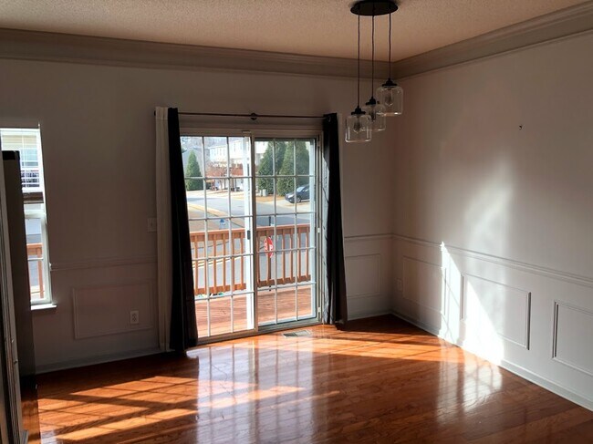 Comida - 601 Market Place Ln