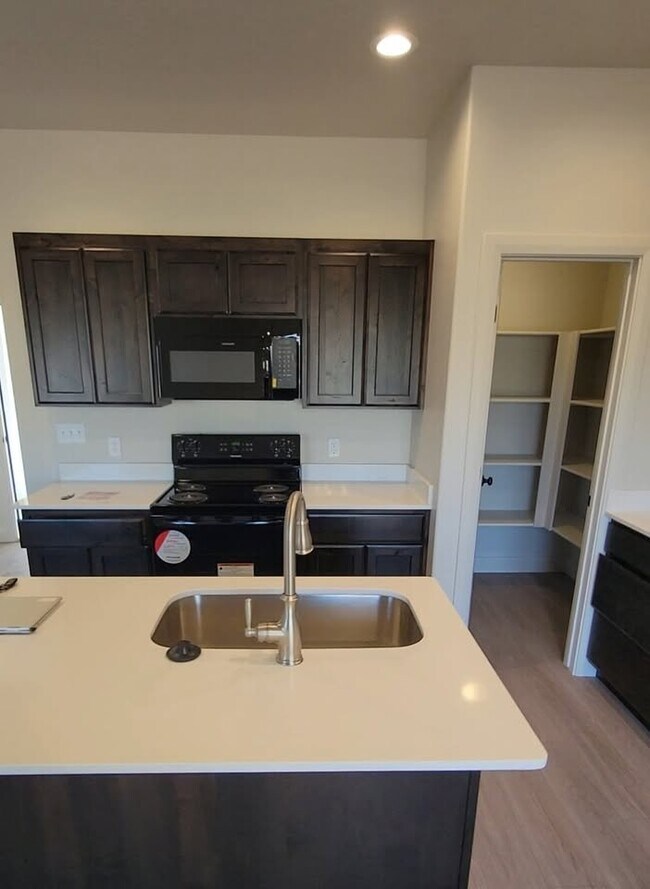 Building Photo - 858 N Old Fort Dr