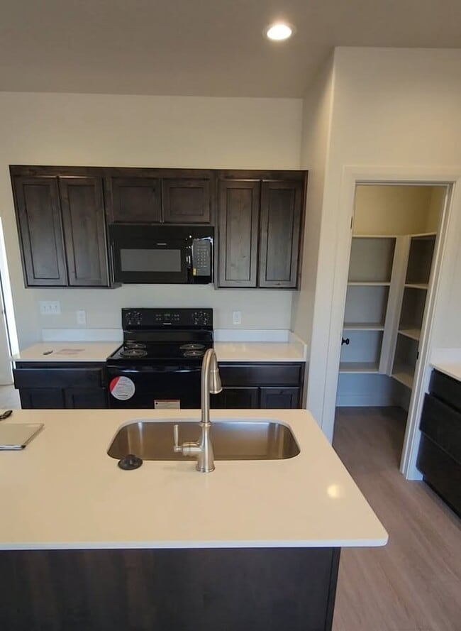 Foto del edificio - 858 N Old Fort Dr