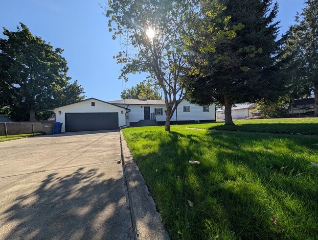 Building Photo - Huge Orchards House - Beautiful Updates