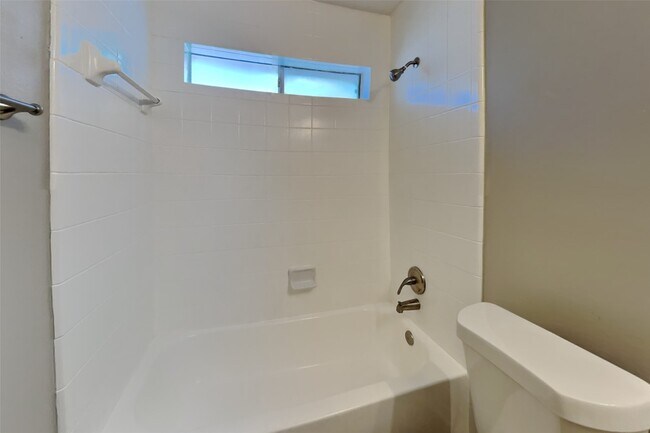 Foto del edificio - 3830 Paigewood Dr