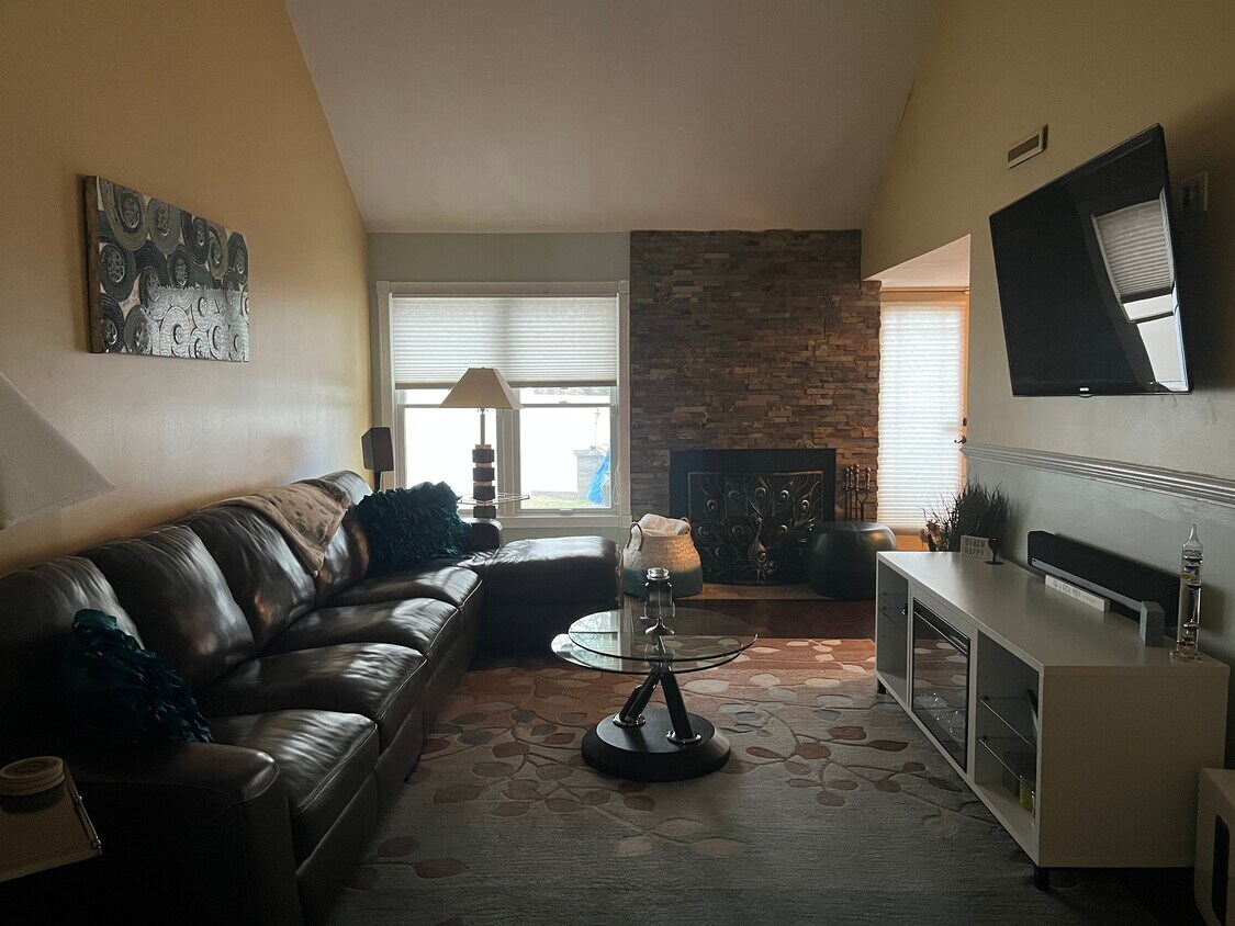 Living room - 39 Grant Hill Ct