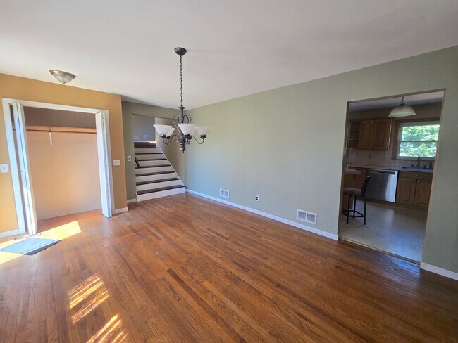 Foto del edificio - Spacious 3-bedroom, 1.5 bath single family...