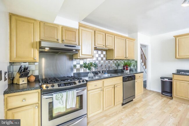 Building Photo - 2400 E Gate Dr