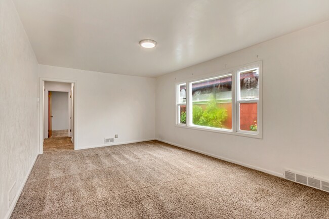 Building Photo - 35 E 600 N