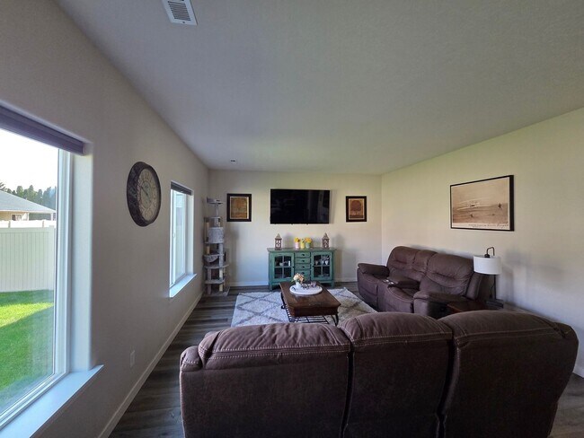 Building Photo - Spacious 4BR House in Greenacres