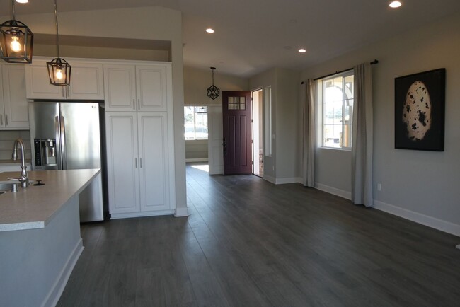 Building Photo - Gorgeous Newer Single Story Model Home Loc...