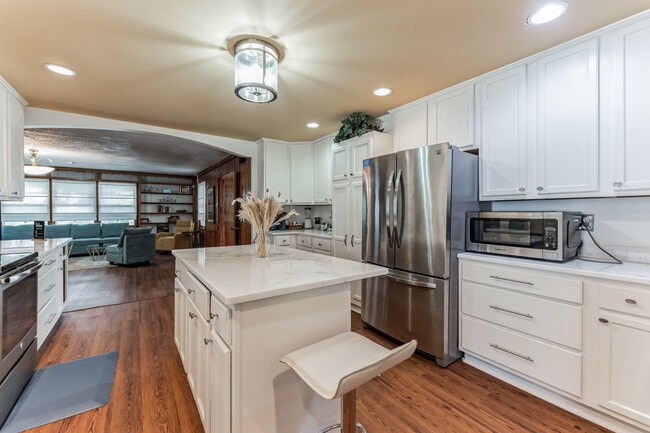 Foto del edificio - 1857 E Holmes Rd