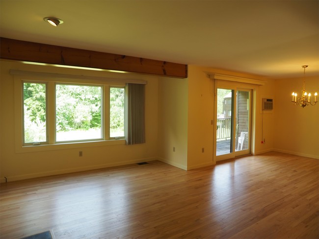 Building Photo - 452 Acorn Ln