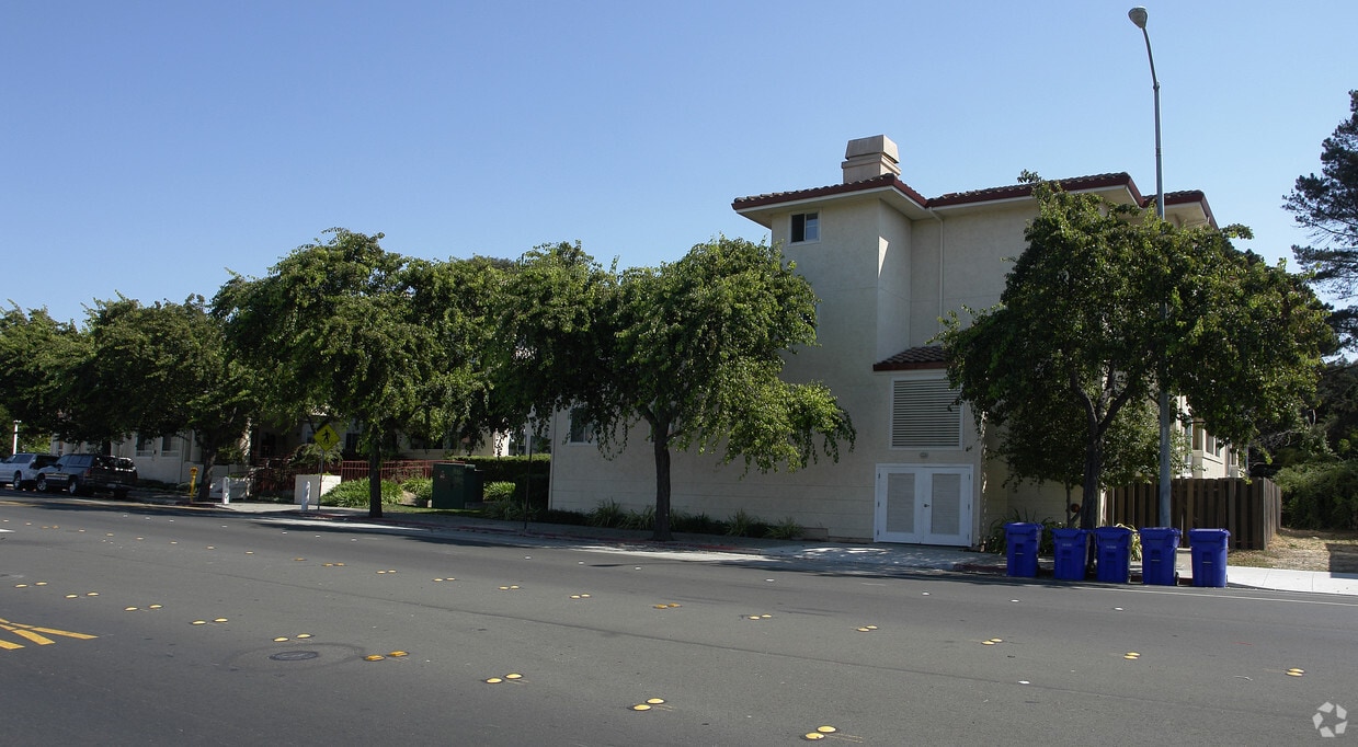 Building Photo - Casa Adobe