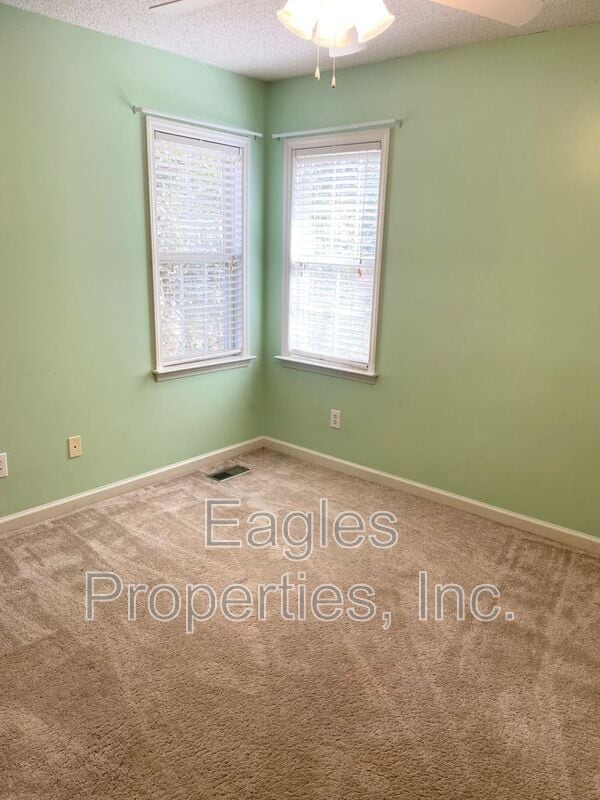 Foto del edificio - 202 Adler Ln