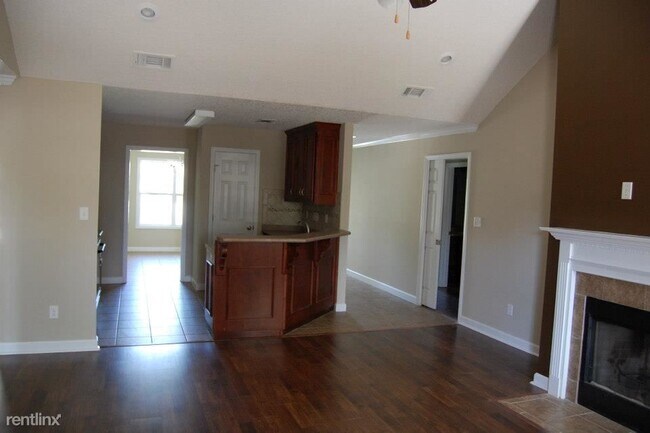 Building Photo - 4 br, 2.5 bath House - Quarterman Estates