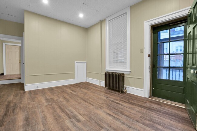 Building Photo - Newly Updated , Spacious 1st Floor Rental ...