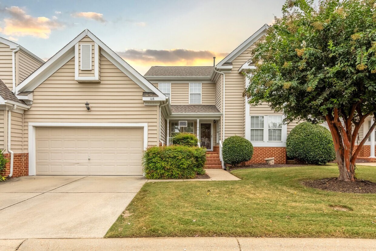 Foto principal - 108 Waters Edge Dr