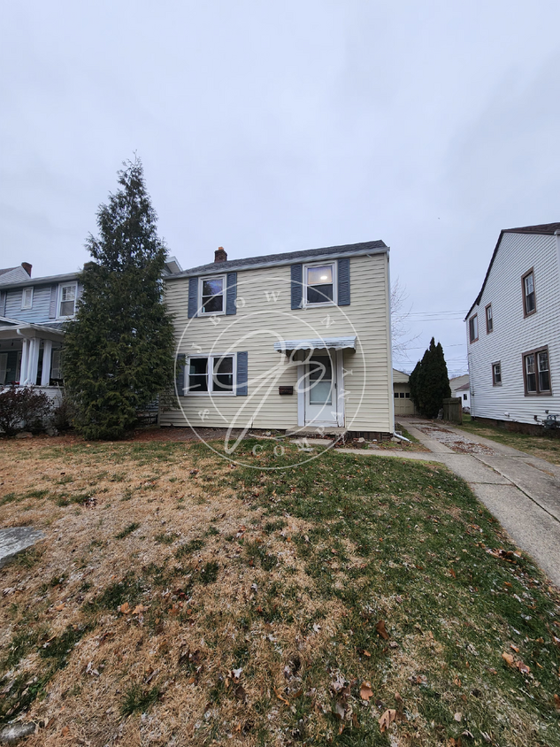 Foto principal - 3 bed 1 bath 2 story home in West Toledo-C...