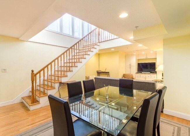 Building Photo - 76 Georgia St