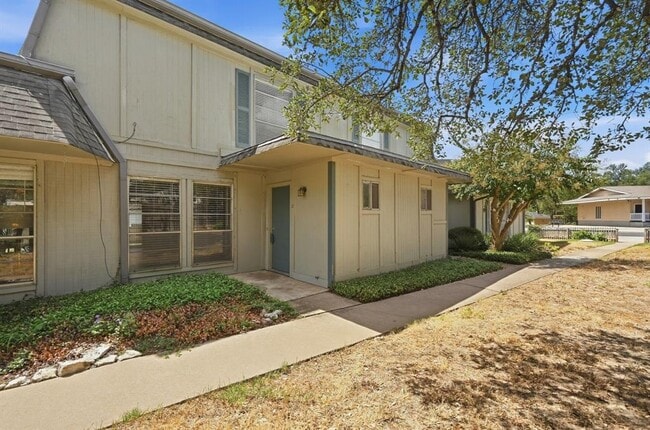 Building Photo - 807 Castle Ridge Rd