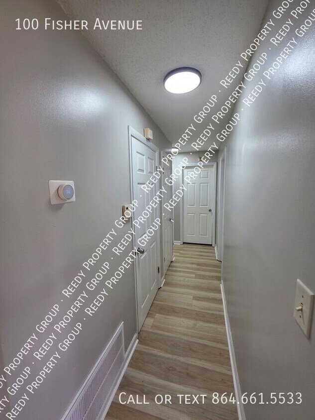 Foto del edificio - 100 Fisher Ave