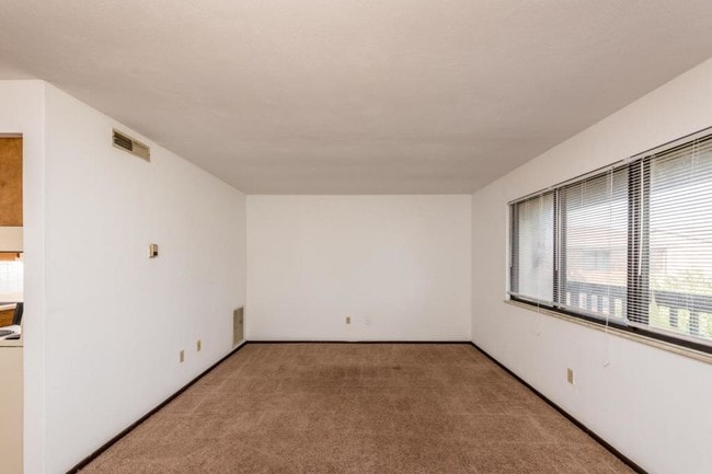 Building Photo - 5906 Gateway Industrial Apt. 6