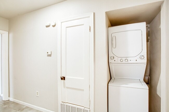 Building Photo - PRE LEASING for Fall 2026! 4 bedrooms 2 bath in Tech Terrace!