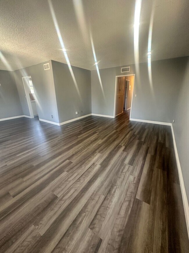 Foto del edificio - Spacious 3-Bed, 2-Bath Condo in Prime Long...