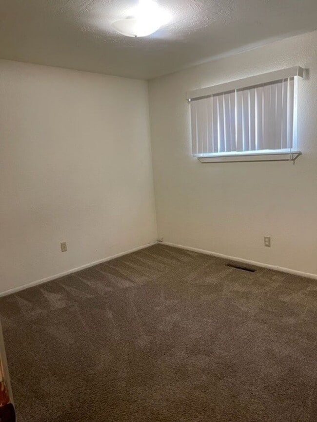 Building Photo - 2 bedroom 1 bathroom Move-in Ready!
