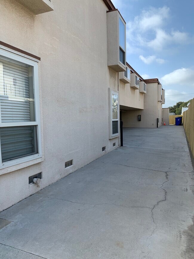 Building Photo - 1431 Manhattan Beach Blvd
