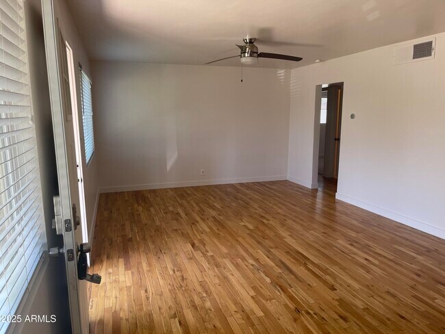 Building Photo - 106 E Linda Ln