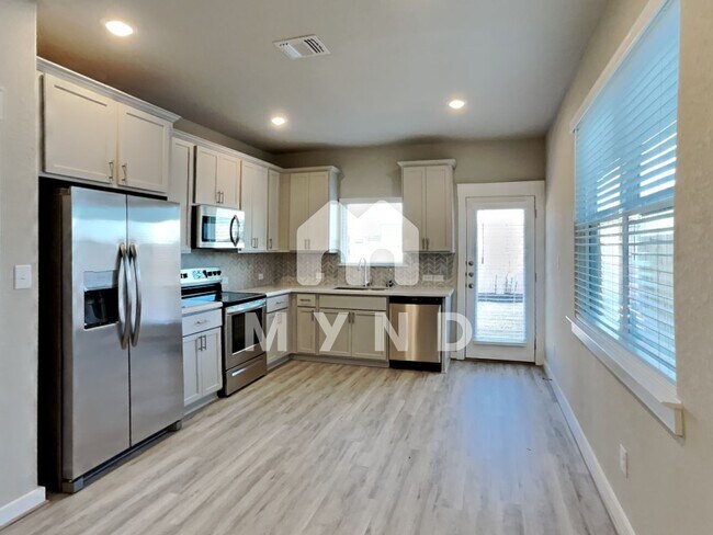 Building Photo - 890 Casina Cir