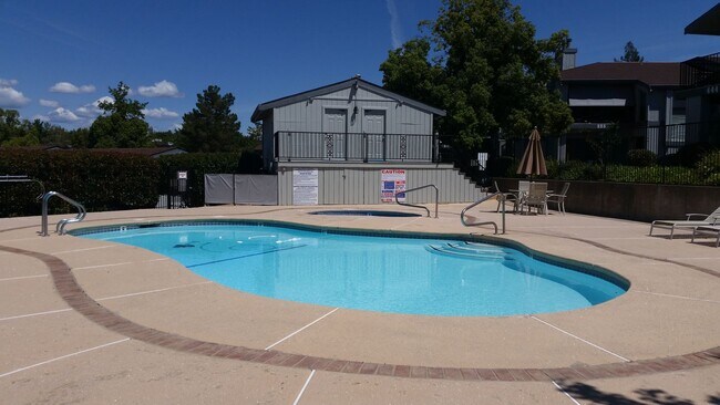 Building Photo - 2 Bedroom Ground Floor Condo in Beautiful ...