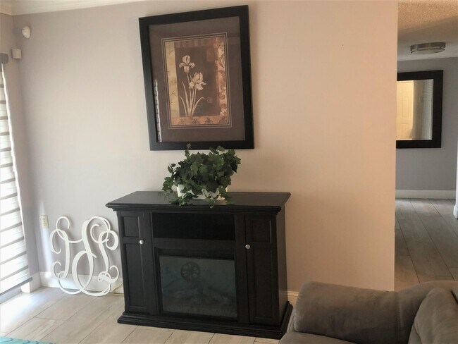 Foto del edificio - 1198 Lake Terry Dr