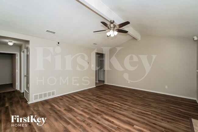 Foto del edificio - 6104 Skylark Ln