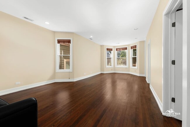 Building Photo - Albany Park 3++ Bedroom Duplex Has it All