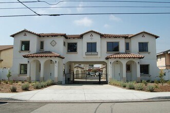 Building Photo - 425 W Duarte Rd