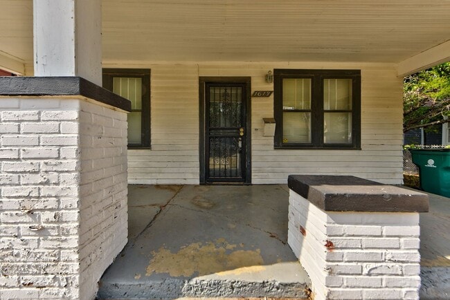 Building Photo - Come Home To The Plaza District - 3 bed, 1...