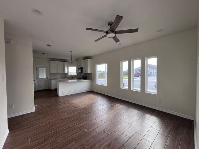 Foto del edificio - 1025 N Clarence Ave