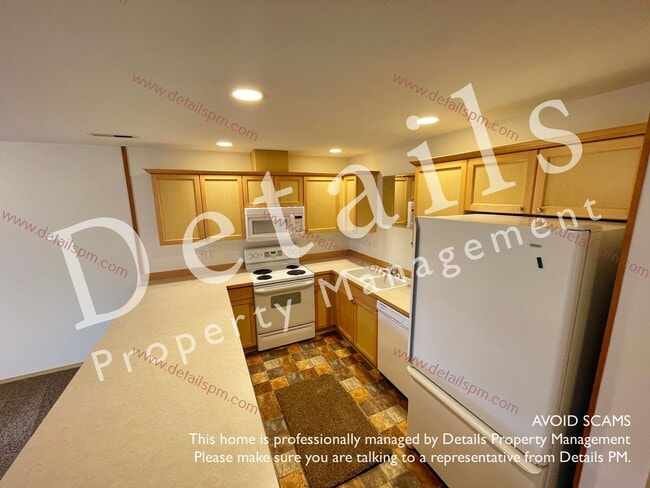 Building Photo - 3 Bedroom Townhouse in Central Kitsap!