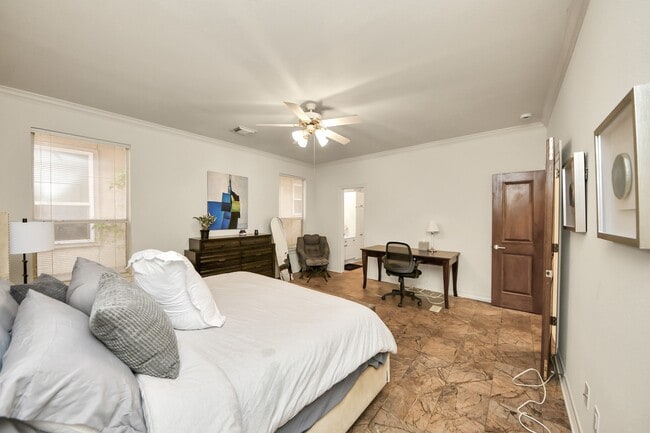 Building Photo - 825 Rosine St