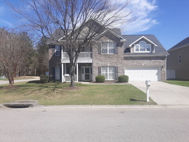 Building Photo - Beautiful and Charming! You Want it and Th...