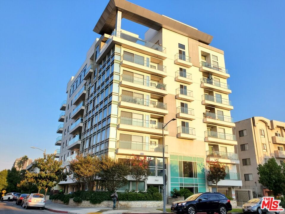 Primary Photo - 702 S Serrano Ave