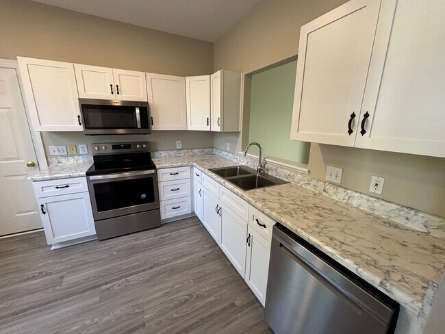Foto del edificio - 3 Bed 2.5 Bath Town Home in Carleton Place ~ Students Welcome with Co-Signers!