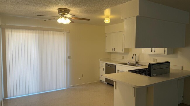 Foto del edificio - 1444 N Lemoore Ave