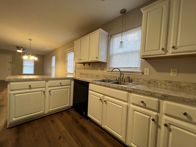 Building Photo - 2013 Grandhaven Dr