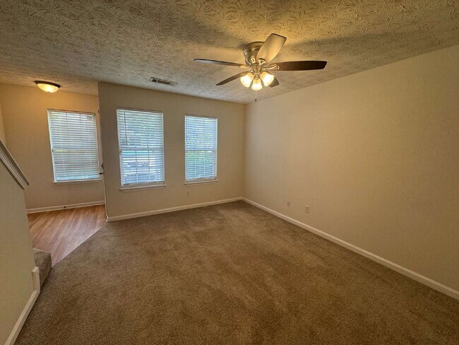 Foto del edificio - Built in 2004, this two-story townhouse in the Wellington Walk community offers 1,205 square feet...
