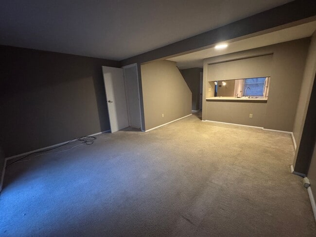 Building Photo - Available NOW!! 2 Beds 1.5 Bath Townhome