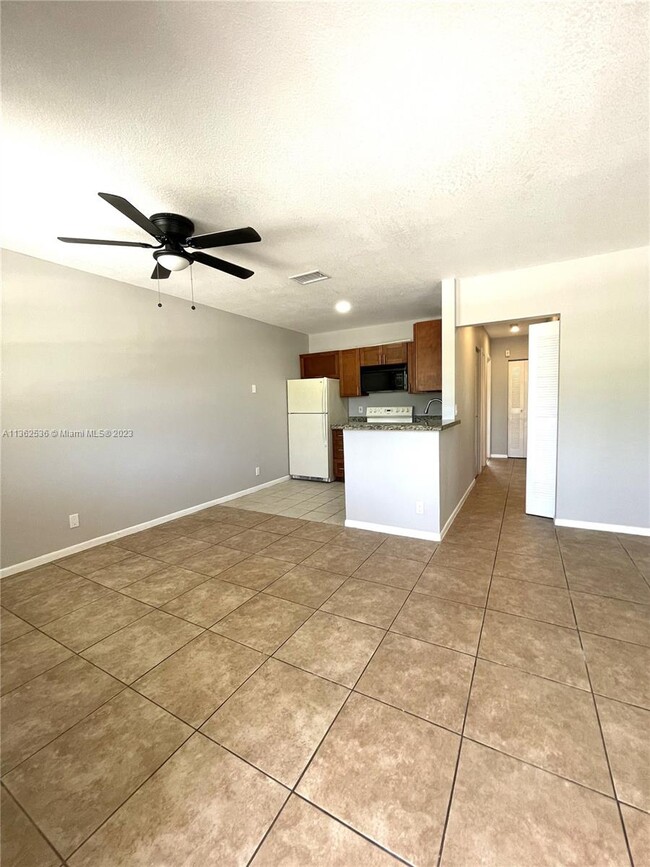 Building Photo - 2842 Coral Springs Dr