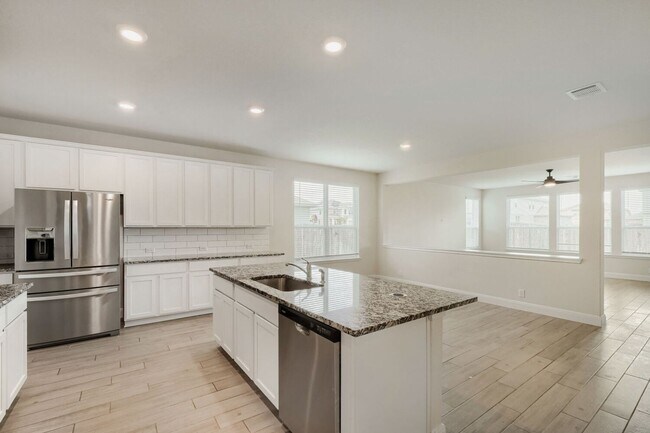 Building Photo - 5 spacious bedrooms, 3.5 bathrooms only 10 miles Randolph Air Force base!